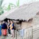 Tim KP2A sedang melakukan pendataan terhadap rumah warga Gampong Jiem, Kecamatan Mutiara Timur, Kabupaten Pidie, Kamis (5/10) Waspada/Muhammad Riza