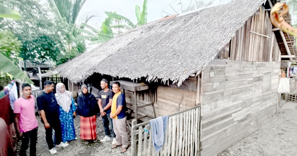Tim KP2A sedang melakukan pendataan terhadap rumah warga Gampong Jiem, Kecamatan Mutiara Timur, Kabupaten Pidie, Kamis (5/10) Waspada/Muhammad Riza