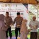 Kapolsek Indra Makmu Ipda Muhammad Alfata, menyerahkan kitab ke santri pedalaman di Dayah Bustanul Hidayah Gampong Alue Ie Mirah, Indra Makmu, Aceh Timur, Jumat (6/10). Waspada/Muhammad Ishak