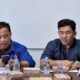 Kepala Dinas Kebudayaan dan Pariwisata Aceh, Almuniza Kamal didampingi Ketua PWI Aceh, M. Nasir Nurdin menyampaikan pelaksanaan PKA-8 kepada pengurus PWI Aceh, Jumat (6/10) di kantor PWI Aceh, Banda Aceh. (Waspada/Muhammad Zairin)