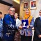 BUNDA Literasi yang juga Ketua GPMB Kabupaten Batubara Ny Hj Maya Indriasari Zahir, SE saat menerima penghargaan Sandya Praditya dari pelopor GPMB berbasis kolaborasi dan kreatifitas tingkat nasional tahun 2023.Waspada/Ist