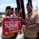 Ketua Kwarda Aceh Muzakir Manaf saat menyerahkan penghargaan berupa piagam dan Tunggul Kwarcab Tergiat I tingkat provinsi kepada Ketua Kwarcab Gerakan Pramuka Kota Langsa Dr. H. Marzuki Hamid, MM di lapangan upacara pemerintah Aceh Timur, Senin (2/10). Waspada/ist