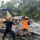 Petugas Damkar BPBD Aceh Besar berupaya melakukan pemadaman kebakaran rumah warga di Gampong Lamjuhang, Kecamatan Lhoong, Kabupaten Aceh Besar, Jumat (6/10). (Waspada/Ist)