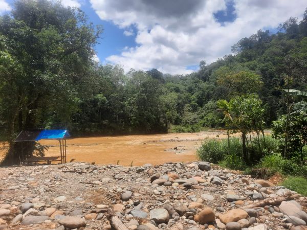 Sungai Batangnatal keruh, butek, tak layak untuk MCK. Waspada/Irham H. Nasution