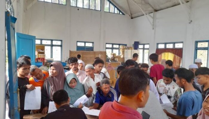 Warga Panyabungan Timur “Serbu”Adminduk Keliling Saat Hari Libur