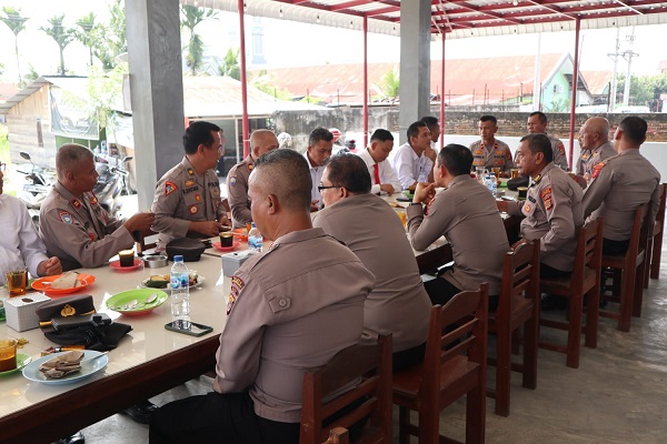 Kapolres Aceh Tenggara, AKBP R Doni Sumarsono, S. Ik, Coffee Morning dengan jajaran Pejabat Utama (PJU) Polres setempat, di Warkop Ahai 2, terlihat dalam gambar. Waspada/Ist