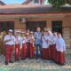 Anggota DPRK Banda Aceh Dr.Musriadi foto bersama murid SD Negeri 66 Banda Aceh usai menjadi pembina upacara disekolah setempat, Senin (09/10/23). (Waspada/T.Mansursyah)