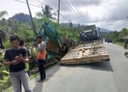 Dampak Banjir Simeulue, 1 Trado Nyungsep Dan Beco Jatuh Ke Parit
