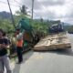 Dampak Banjir Simeulue, 1 Trado Nyungsep Dan Beco Jatuh Ke Parit