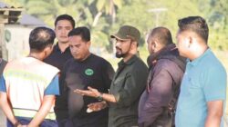 Ketua Komisi I DPR Aceh, Iskandar Usman Alfarlaky (3 kanan) berbincang serius dalam kunjungannya ke Aceh Timur, baru-baru ini. Waspada/Muhammad Ishak.