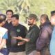 Ketua Komisi I DPR Aceh, Iskandar Usman Alfarlaky (3 kanan) berbincang serius dalam kunjungannya ke Aceh Timur, baru-baru ini. Waspada/Muhammad Ishak.
