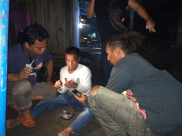 Kanit Reskrim Polsek Simpang Empat, Iptu M Rony SH mengamankan tersangka Hen, pemilik narkotika jenis sabu. Waspada/Ist