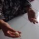 Tangkaplayar video ibu rumh tangga saat mengepal dan membanting nasi diduga berbahan plastik. (Waspada/ist)