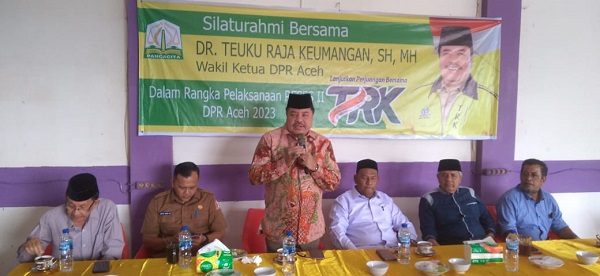 Reses Kedua Wakil Ketua DPRA Dr. Teuku Raja Keumangan di salah satu warung di Kecamatan Seunagan Kabupaten Nagan Raya, Senin (10/10).(Waspada/Muji Burrahman)