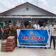 Serbangan Estate Manager PT BSP Billy Afrinton Damanik, didampingi Staf Kemitraan PT BSP Alharis Nasution, menyerahkan bantuan korban banjir kepada Kepala Desa Punggulan dan perwakilan desa Desa Banjar dan Desa Pasar Lembu, Kec Air Joman, Kab Asahan. Waspada/Ist