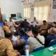 Kegiatan rapat koordinasi dalam upaya penyelesaian dugaan dukungan ganda lahan untuk pasokan TBS kepada dua perusahaan PKS di Abdya. Bertempat di aula Distanpan Abdya. Foto direkam Senin (9/10) lalu.Waspada/Syafrizal