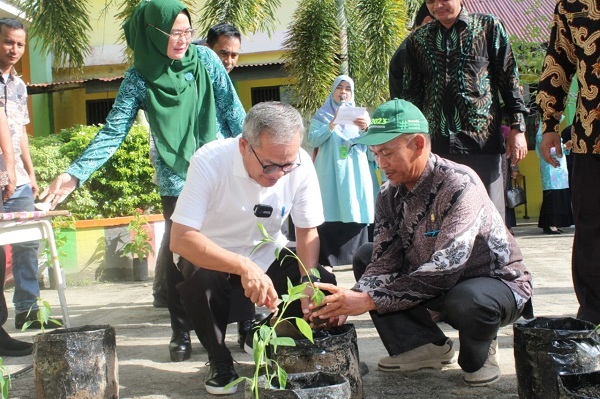 Pj Bupati Azmi didampingi Ketua PKK kabupaten, bersama Kadis Tanaman Pangan H Kuatno saat melakukan gerakan menanam cabai dan sayur, di sejumlah Sekolah Dasar di Singkil, baru-baru ini. WASPADA/ist