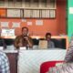 Kepala BNN Kota Langsa, AKBP Werdha Susetyo SE, saat memperlihatkan alat penghisap (Boong---red) kepada seluruh aparatur Gampong Sungai Pauh Firdaus, Kecamatan Langsa Barat, Selasa (10/10) sore. Waspada/Rapian.