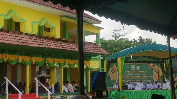 HOTMA Capah, S.Ag, mewakili Wali Kota Subulussalam pada Peringatan Maulid Nabi Muhammad SAW di Kompleks DP Minhajussalam, Selasa. (Waspada/Khairul Boangmanalu) 