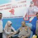 Wakapolres Pidie Kompol Misyanto sedang mendonor darahnya di Mapolres Pidie,Senin (2/10). Waspada/ ist