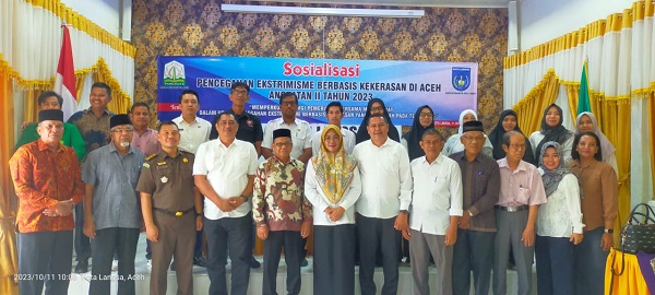 Kabid Penangan Konflik dan Kewaspadaan Nasional Kesbangpol Aceh, Dedy Andrian SE, MM, berfoto bersama peserta yang ikut sosialisasi sosialisasi pencegahan ekstreim berbasis kekerasaan di Aceh untuk angkatan II tahun 2023, di Aula Kesbangpol Kota Langsa, Rabu (11/10). Waspada/Rapian