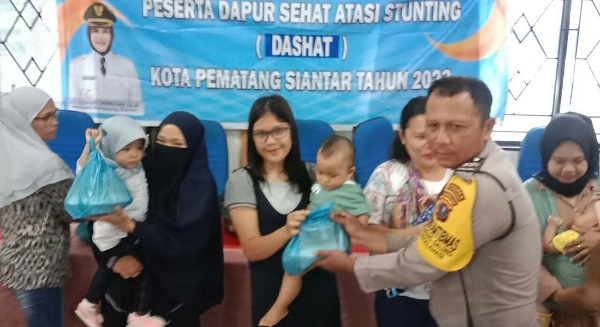 Polres Pamatangsiantar melalui Bhabinkamtibmas Polsek Siantar Barat Aiptu Dedi Syam melaksanakan kegiatan Dahsat di Kantor Lurah Proklamasi, Kec. Siantar Barat, Jl. WR. Supratman, Selasa (10/10).(Waspada-Ist).