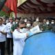 Asisten I Sekda Aceh, Azwardi AP, saat ikut memusnahkan narkoba jenis sabu sebanyak 112 kilogram usai konferensi pers di halaman Mapolda Aceh, Rabu (11/10). (Waspada/Zafrullah)