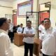 Pj Wali Kota Tebingtinggi, Drs Syarmadani, M.Si didampingi Kadisdik, Idam Khalid, SKM, M.Kes saat mengecek kondisi ruangan di Dinas Pendidikan Kota Tebingtinggi. Waspada/Kristian Brahmana