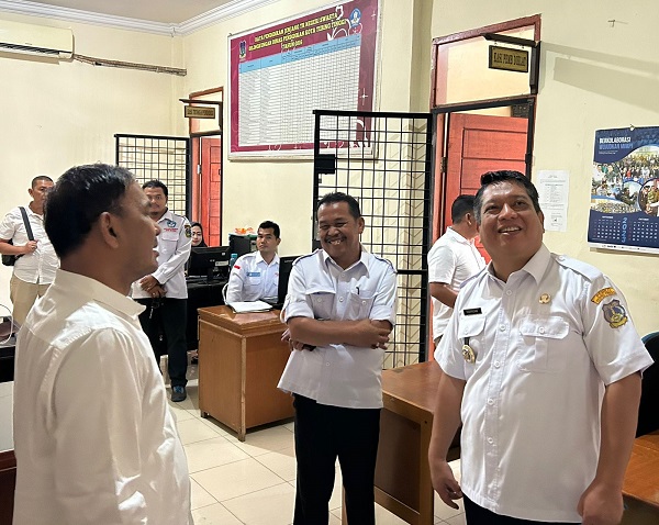 Pj Wali Kota Tebingtinggi, Drs Syarmadani, M.Si didampingi Kadisdik, Idam Khalid, SKM, M.Kes saat mengecek kondisi ruangan di Dinas Pendidikan Kota Tebingtinggi. Waspada/Kristian Brahmana