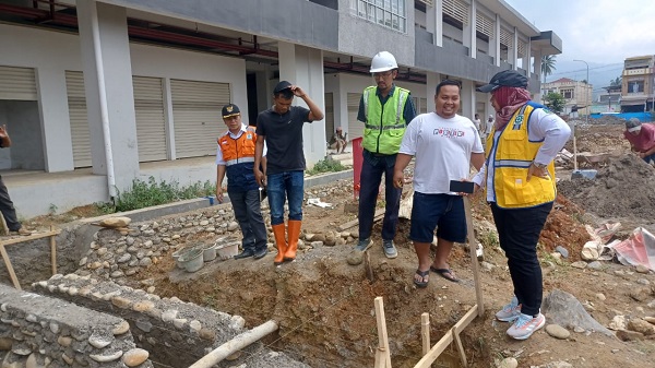 Kadis PUPR Madina Elpi Yanti Harahap, ST menekankan kepada kontraktor agar prospek pekerjaan disegerakan dengan mengedepankan kualitas. Waspada/Ist