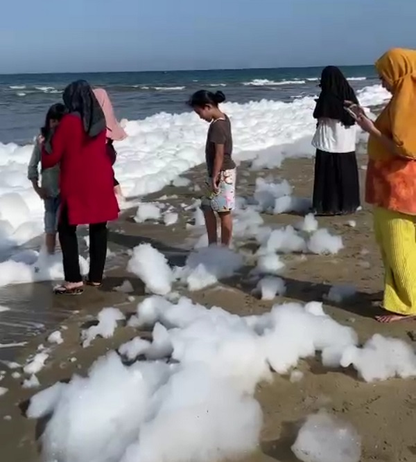 Gumpalan busa putih muncul di permukaan air laut hingga ke tepi Pantai Tohia menghebohkan warga, Jumat (6/10) lalu. Waspada/Ist