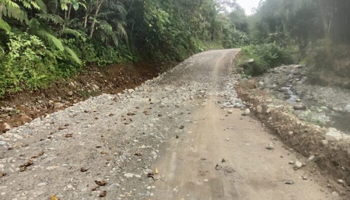 Warga Ragukan Kualitas Proyek Jalan Berbiaya Tujuh Miliar Rupiah