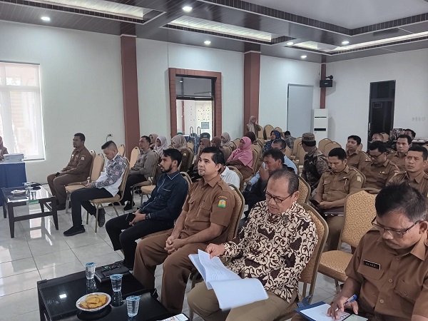 Peserta diseminasi hasil kajian kelayakan pengembangan produksi garam unggul di Kabupaten Aceh Besar di Aula Bappeda Aceh Besar di Kota Jantho, Selasa (10/10). (Waspada/Zafrullah)