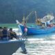 Nelayan dan kapal milik nelayan Aceh Timur, diamankan ke Kantor Penyidik Sornchon Divisi 3 di Phuket, Thailand, Minggu (8/10). Waspada/Ist.