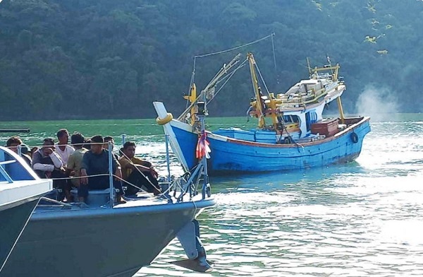 Nelayan dan kapal milik nelayan Aceh Timur, diamankan ke Kantor Penyidik Sornchon Divisi 3 di Phuket, Thailand, Minggu (8/10). Waspada/Ist.