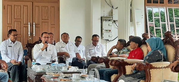 Pj Bupati Aceh Selatan Cut Syazalisma, silaturahmi dengan wartawan dan tokoh masyarakat, di pendopo Bupati. Rabu (11/10).Waspada/Syafrizal