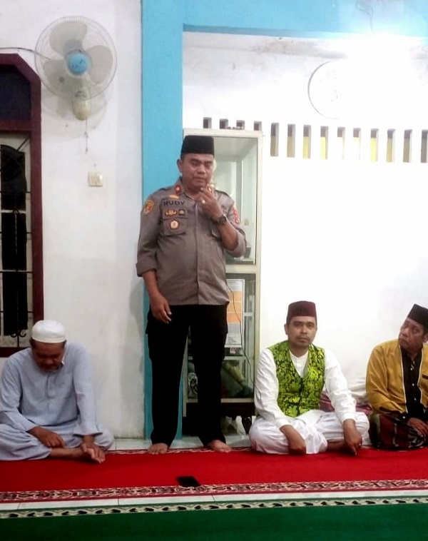Wakapolres Tanjungbalai, Kompol Rudi Candra ajak jamaah subuh jaga kamtibmas di Kota Tanjungbalai. Waspada/Ist