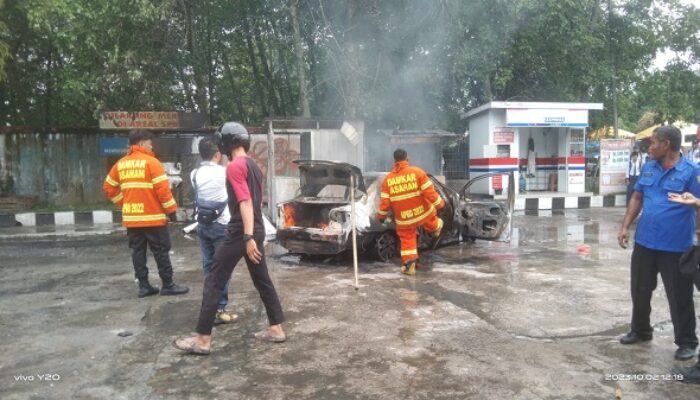 Mobil Sedan Terbakar Di SPBU