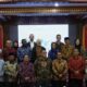 Asisten Administrasi Umum Sekda Aceh, Iskandar AP, didampingi Kepala SKPA/Biro terkait foto bersama dengan Kepala Perwakilan Unicef Indonesia, Maniza Zaman dan Duta Besar Belgia, Frank Leon Felix, di Pendopo Gubernur Aceh, Banda Aceh, Rabu, (11/10) malam. (Waspada/Zafrullah)