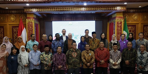 Asisten Administrasi Umum Sekda Aceh, Iskandar AP, didampingi Kepala SKPA/Biro terkait foto bersama dengan Kepala Perwakilan Unicef Indonesia, Maniza Zaman dan Duta Besar Belgia, Frank Leon Felix, di Pendopo Gubernur Aceh, Banda Aceh, Rabu, (11/10) malam. (Waspada/Zafrullah)