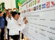 Bupati Simalungun saat menandatangani deklarasi Pemilu Damai di gedung MUI Simalungun, Jalan Asahan, Kecamatan Siantar, Kamis (12/10).(Waspada/ist).
