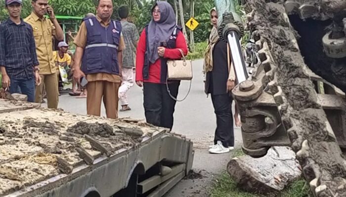 Ketua PMI Simeulue Tinjau Korban Banjir Dan Jalan Amblas