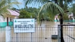 Salah satu sekolah di Simeulue yang tak melakukan aktivitas belajar ini hari karena terdampak banjir. Senin (2/10). Waspada/Rahmad