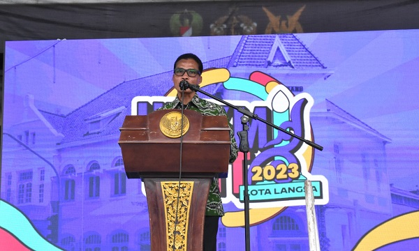 Pj Wali Kota Langsa, Syaridin, saat membuka secara resmi event UMKM Fest tahun 2023, di Lapangan Merdeka Langsa, Kamis (12/10). Waspada/Rapian