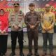 Wali Kota Susanti Dewayani (lima kiri) pose bersama Kapolres Yogen Heroes Baruno (enam kiri) dan lainnya usai menyaksikan Kapolres AKBP Yogen Heroes Baruno memimpin simulasi Sispam kota tentang kesiapan pengamanan tahapan Pemilu serentak 2024 dan simulasi berlangsung di Jl. Merdeka, depan Balai Kota Pematangsiantar, Kamis (12/10).(Waspada-Edoard Sinaga)