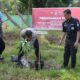 Kapolres Langsa, AKBP Muhammadun, SH saat melakukan penanaman pohon peringati hari jadi ke-72 Divisi Humas Polri di Gampong Simpang Wie, Kecamatan Langsa Timur, Kota Langsa, Jumat (13/10). Waspada/dede