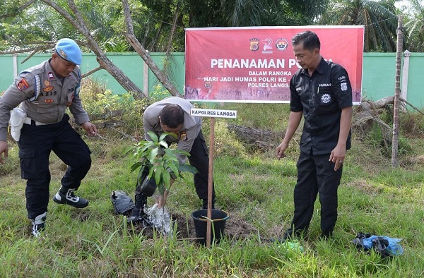 Kapolres Langsa, AKBP Muhammadun, SH saat melakukan penanaman pohon peringati hari jadi ke-72 Divisi Humas Polri di Gampong Simpang Wie, Kecamatan Langsa Timur, Kota Langsa, Jumat (13/10). Waspada/dede