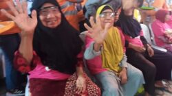 Nek Siti dan Nek Masna (1-2 kiri) telah bisa melihat dengan normal usai menjalani operasi katarak mata gratis PTAR di RSUD Sipirok. (Waspada/Sukri Falah Harahap)