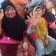 Nek Siti dan Nek Masna (1-2 kiri) telah bisa melihat dengan normal usai menjalani operasi katarak mata gratis PTAR di RSUD Sipirok. (Waspada/Sukri Falah Harahap)