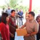 Anggota DPR RI Komisi X dr. Sofyan Tan didampingi Bupati Sergai H. Darma Wijaya membagikan SK PIP Tahun 2023. Waspada/ist